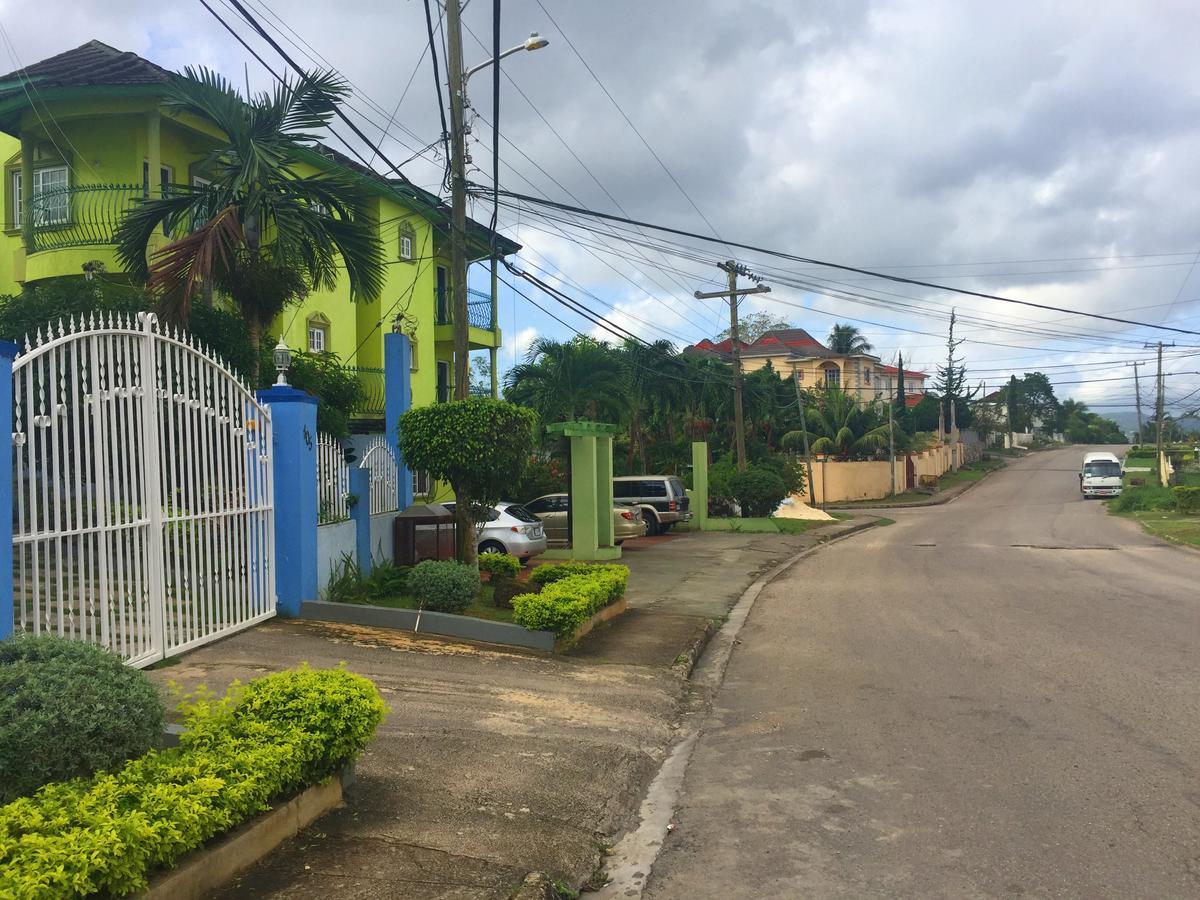 Yaad Hostel 蒙特哥贝 外观 照片