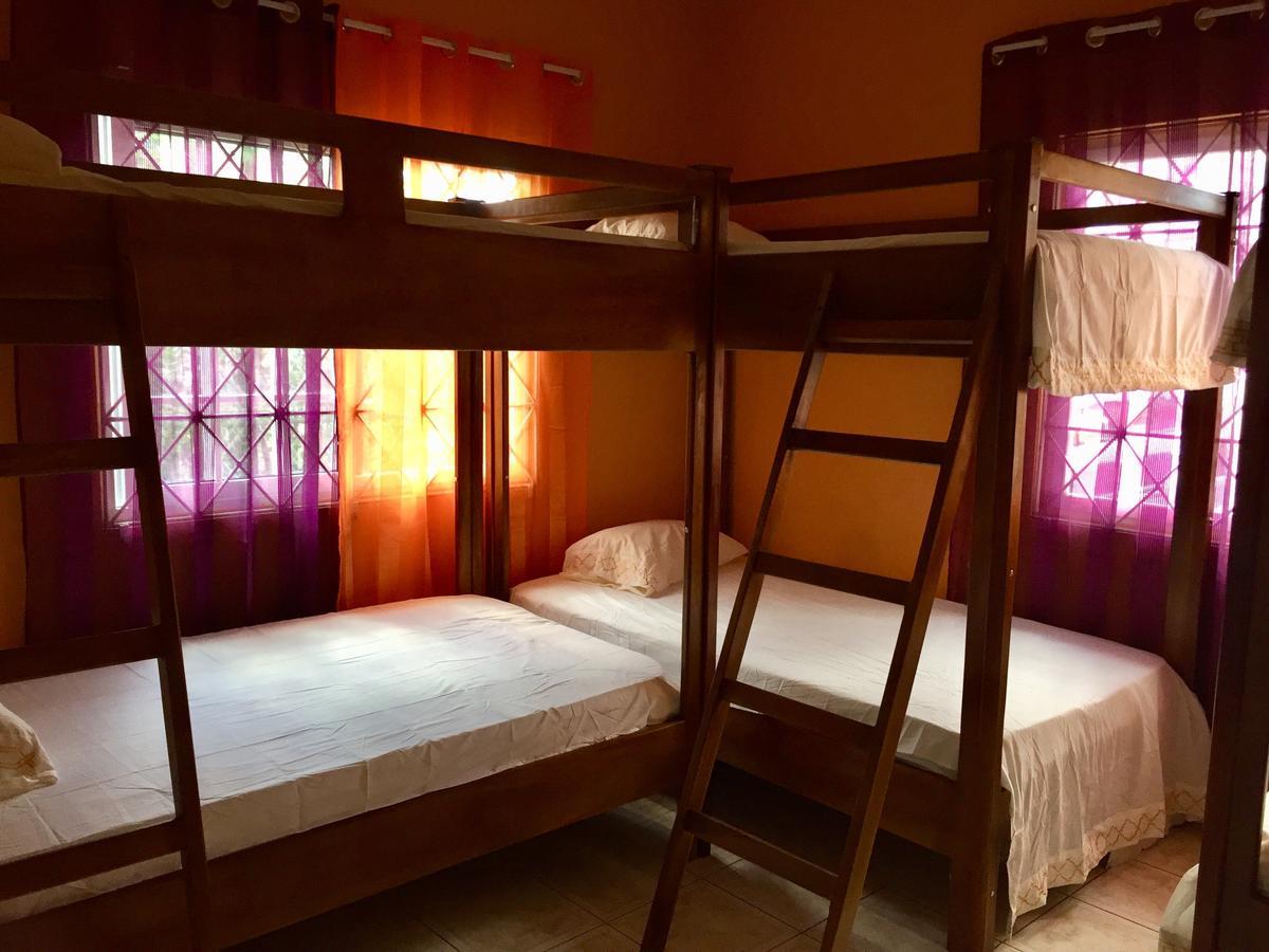 Yaad Hostel 蒙特哥贝 外观 照片