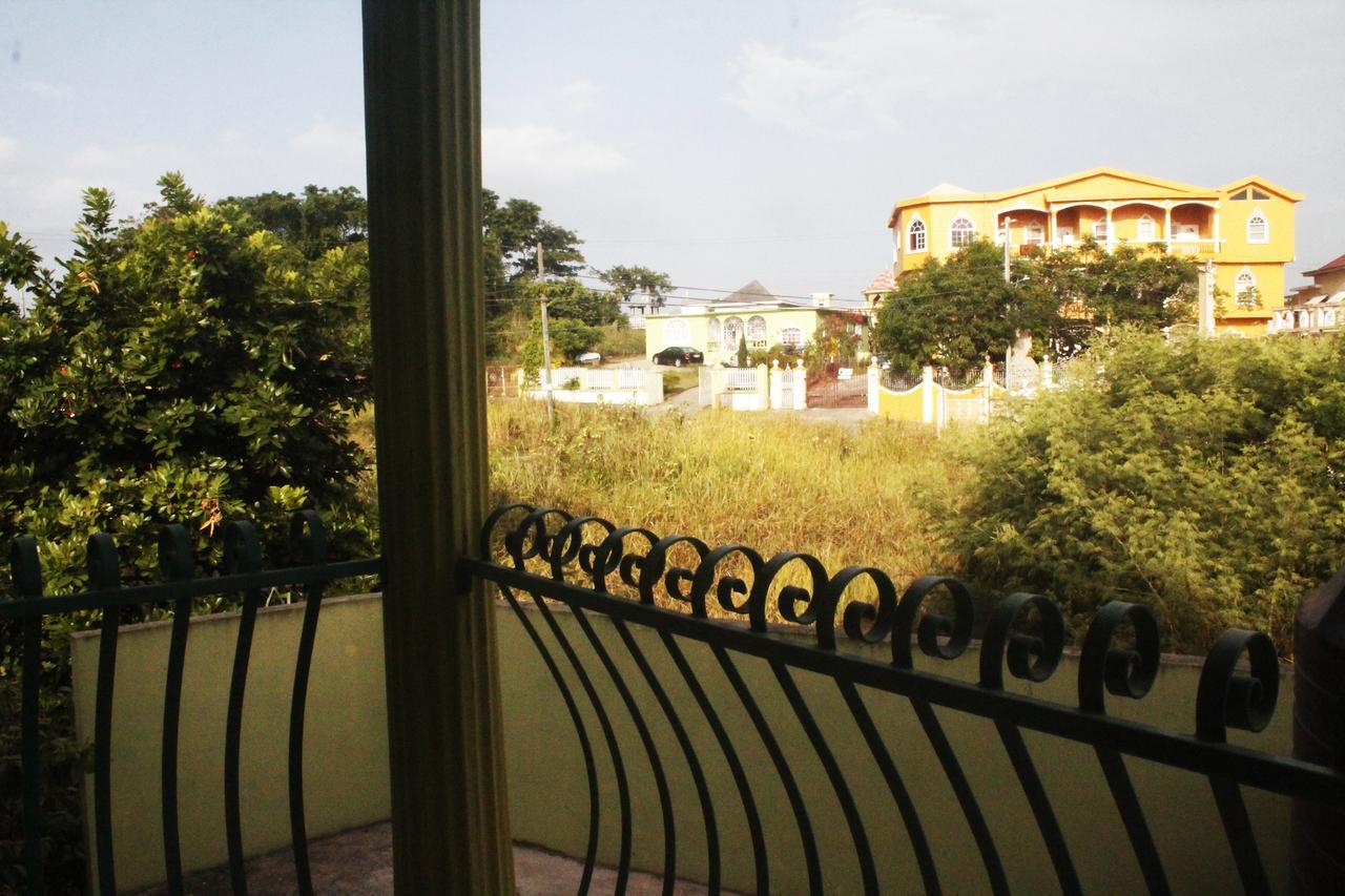 Yaad Hostel 蒙特哥贝 外观 照片