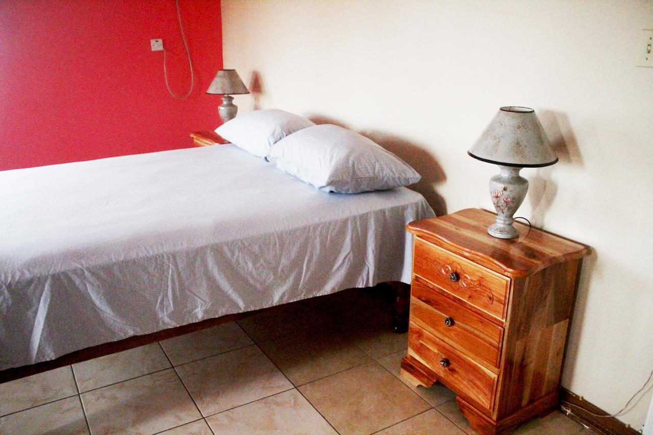 Yaad Hostel 蒙特哥贝 外观 照片