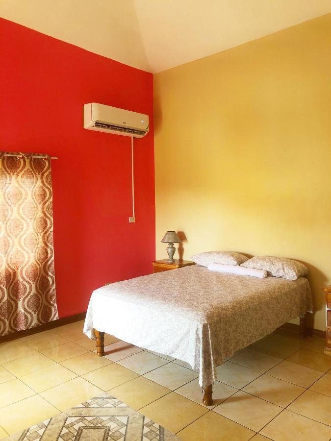 Yaad Hostel 蒙特哥贝 外观 照片